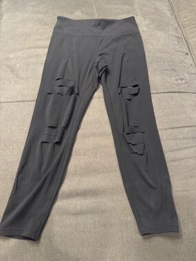 ZYIA black “Slash” Luxe Hi-Rise 7/8 24” leggings. Size 6-8